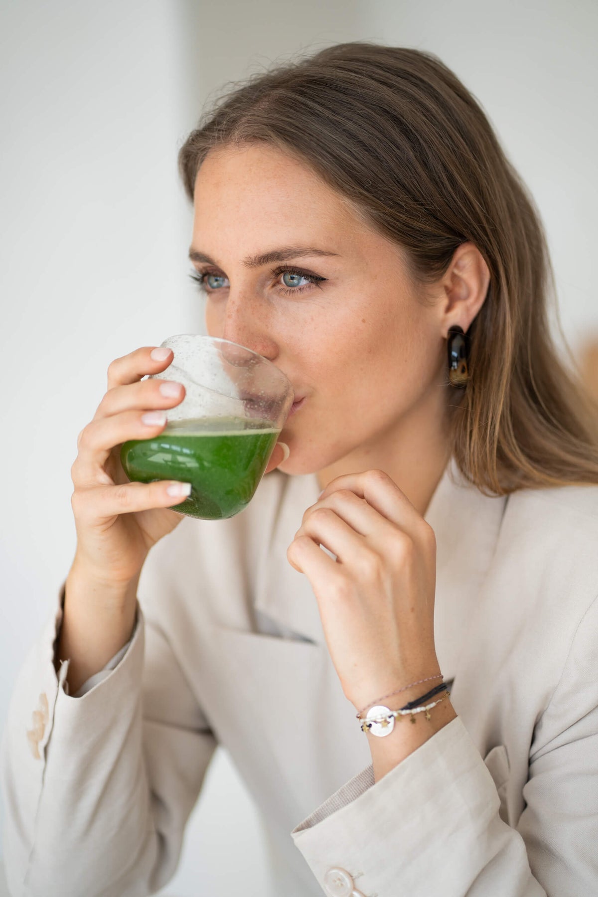 Vrouw met matcha thee in haar hand