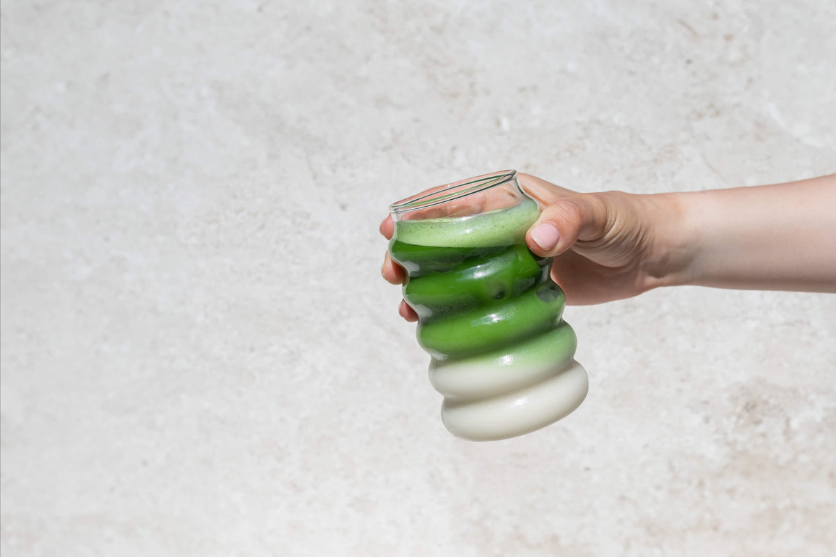 matcha latte met een hand