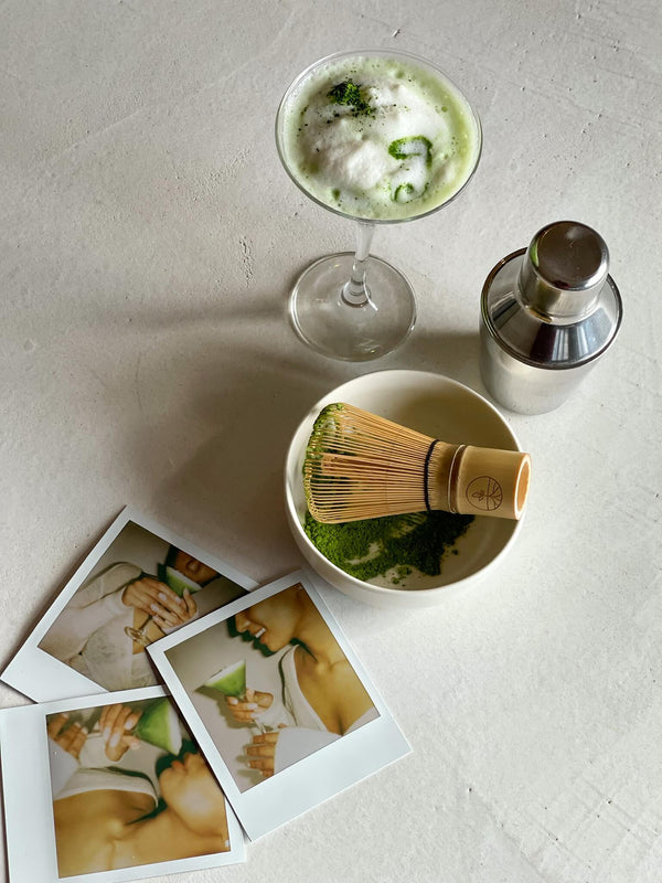 22.matcha klopper met een foam matcha in een cocktailglas en polaroid foto's 