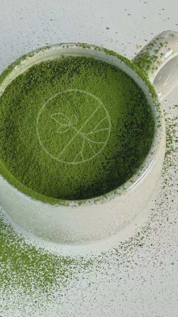 warme matcha waar matcha poeder overheen wordt gestrooid